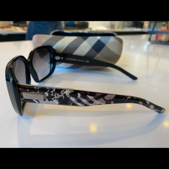 EUC Authentic Burberry Sunglasses - Picture 4 of 7